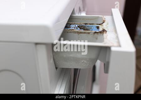 Dispenser per lavatrice. Vassoio per detersivo in polvere nella lavatrice.  Primo piano Foto stock - Alamy