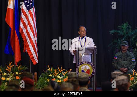 28 aprile 2023, Quezon City, Metro Manila, Filippine: Il Segretario della Difesa Nazionale delle Filippine DELFIN LORENZANA consegna un discorso, durante la cerimonia di chiusura degli esercizi Balikatan USA-Filippine presso una base militare a Quezon City. Gli esercizi bilaterali di un mese, iniziati ad aprile, hanno coinvolto soldati sia degli Stati Uniti che delle Filippine che hanno tenuto un addestramento al fuoco vivo, con osservatori del Giappone, dell'Australia e altro ancora per saperne di più sulle loro capacità militari e sulle loro collaborazioni nella regione dell'Indo-Pacifico, dove le tensioni geopolitiche sono state aumentate dalla m cinese Foto Stock