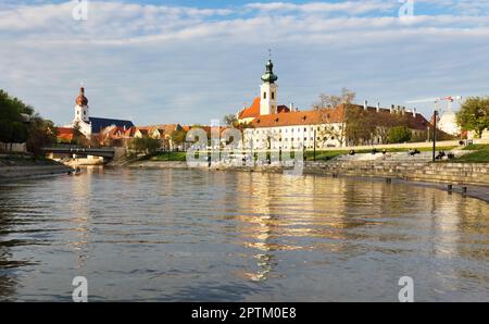 Paesaggio urbano di Gyor con il fiume Raba in primavera, Ungheria Foto Stock