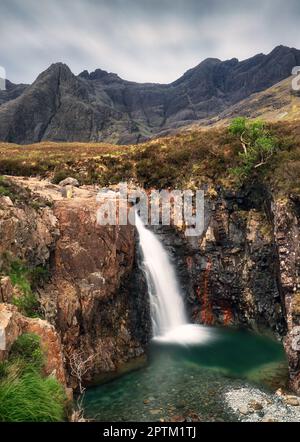 Scozia - cascata di Fairy Pools al sole nell'isola di Skye, Regno Unito Foto Stock