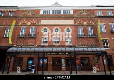 Facciata anteriore esterna dell'Everyman Theatre, 10 Regent St, Cheltenham. REGNO UNITO. Auditorium vittoriano visto dall'esterno in un giorno con cielo / cielo grigio. (134). Foto Stock