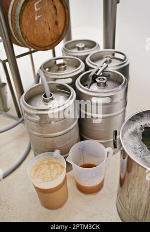 Fermentazione in corso. barili e attrezzature in una microbirreria Foto Stock