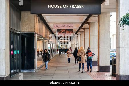 Londra, Regno Unito - 02 febbraio 2019: La gente cammina nel passaggio vicino all'ingresso del centro commerciale House of Fraser, annunci sopra. Si tratta di un grande magazzino lirico britannico Foto Stock