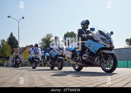 Brno, Czechia - 08 ottobre 2021: Gruppo di polizia motociclette pesanti che cavalcano lentamente, sorvegliando il trasporto di persone importanti, durante la presentazione della p. Ceca Foto Stock