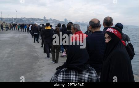 Istanbul, Turchia. 20 aprile 2023 - i residenti di Istanbul si trovano in una lunga coda per visitare una nave da guerra nel Bosforo di Istanbul. Credito: Molakaliva/Ala Foto Stock