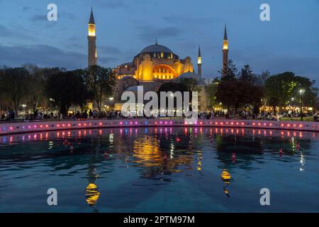 Istanbul, Turchia. 20 aprile 2023: Giardino della moschea di Hagia Sophia-i Kebir durante il Ramadan a Istanbul. Credit: Molakaliva/Alamy Live News Foto Stock