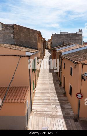 Alcudia, Mallorca, Spagna - 31,Marzo,2023, strada nella città medievale di Alcudia, Maiorca, Spagna Foto Stock