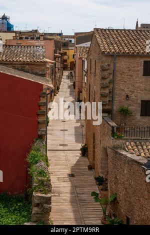 Alcudia, Mallorca, Spagna - 31,Marzo,2023, strada nella città medievale di Alcudia, Maiorca, Spagna Foto Stock