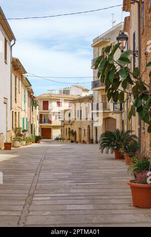 Alcudia, Mallorca, Spagna - 31,Marzo,2023, strada nella città medievale di Alcudia, Maiorca, Spagna Foto Stock