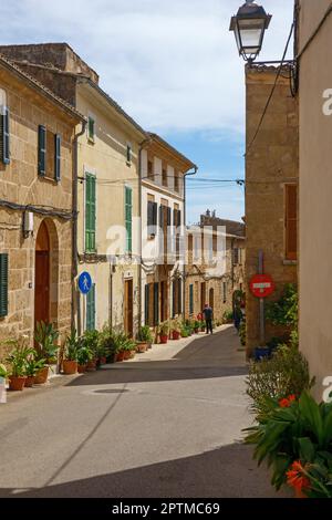 Alcudia, Mallorca, Spagna - 31,Marzo,2023, strada nella città medievale di Alcudia, Maiorca, Spagna Foto Stock