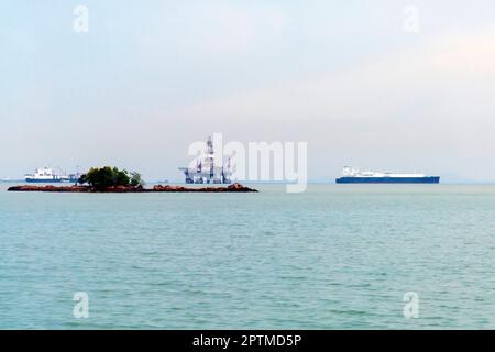 Attrezzatura petrolifera situata vicino al porto di Tangjung Langsat a Pasir Gudang Johor, Pengerang, Kampung Sungai Rengit, comune nel distretto di Kota Tinggi, nel distretto di M. Foto Stock