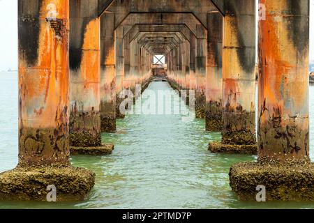 Rovine del molo di Johor, Pengerang, Kampung Sungai Rengit, comune del distretto di Kota Tinggi, nello stato malese di Johor. Foto Stock