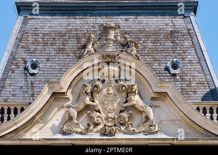 Leoni rampanti reggono lo stemma della famiglia Festetics sulla torre del Palazzo Festetics - Keszthely, Ungheria Foto Stock