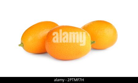 Kumquat freschi e maturi su sfondo bianco. Frutta esotica Foto Stock