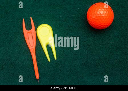 Accessori per il golf tra cui tazze da golf e componenti TeesPlastic Foto Stock