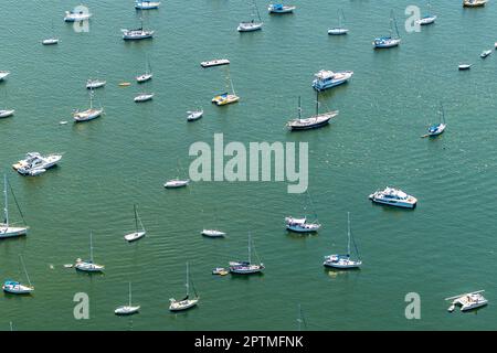 navi ancorate sull'oceano aperto Foto Stock