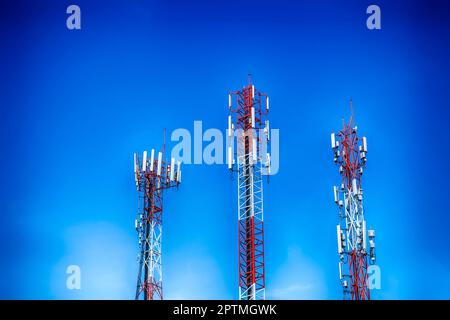 Segnale di trasmissione a tre torri di comunicazione con cielo blu Foto Stock