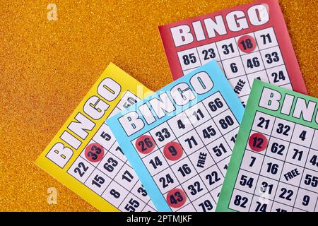 Molte tavole di bingo colorate o carte da gioco per vincere chip. Carte Bingo classiche americane o canadesi da cinque a cinque su sfondo luminoso Foto Stock