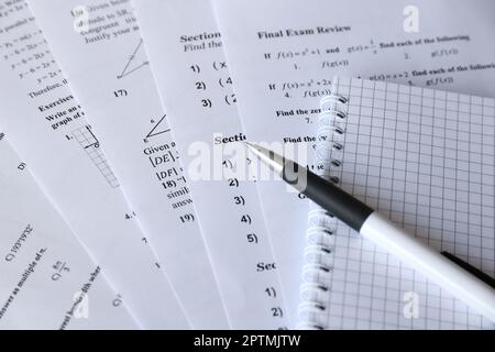 Scrittura manuale dell'equazione quadratica matematica su esame, pratica, quiz o test in classe matematica. Risolvere il concetto di background delle equazioni esponenziali. Foto Stock