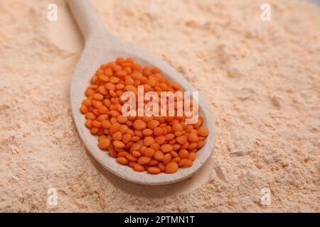 Farina di lenticchie e cucchiaio con semi, primo piano Foto Stock