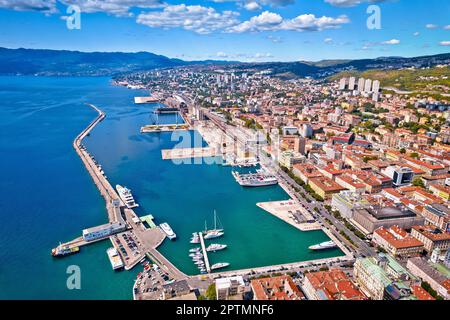 Vista aerea del centro di Fiume e del molo sul lungomare, golfo del Quarnero in Croazia Foto Stock