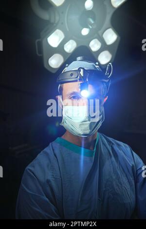 Fidati di me, im un medico. Ritratto corto di un medico maschio su uno sfondo scuro. Foto Stock
