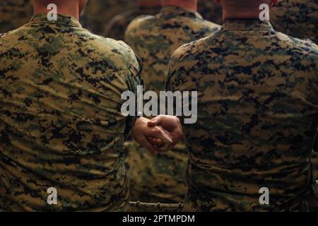 28 aprile 2023, Quezon City, Metro Manila, Filippine: I soldati americani si tengono le mani per una foto di gruppo durante la cerimonia di chiusura degli esercizi Balikatan USA-Filippine presso una base militare a Quezon City. Le esercitazioni bilaterali di un mese, iniziate in aprile, hanno coinvolto soldati degli Stati Uniti e delle Filippine che si sono allenati con gli osservatori del Giappone, Australia e molto altro ancora per saperne di più sulle loro capacità militari e collaborazioni nella regione indomPacifico, dove le tensioni geopolitiche sono state accentuate dalla presenza militare cinese. (C Foto Stock