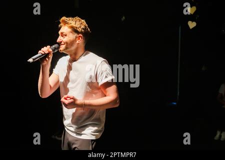 Ross Tomlinson, attore. Foto scattata al rehersal finale per L'ATTO: Volume uno, una serie di opere originali scritte e sviluppate in risposta alle esperienze e alle osservazioni dei giovani sulle relazioni sane attraverso laboratori partecipativi nelle scuole. Le opere sono state eseguite dalla Cherwell Theatre Company. Foto Stock