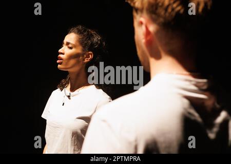 Olivia Sinclair, attrice. Foto scattata al rehersal finale per L'ATTO: Volume uno, una serie di opere originali scritte e sviluppate in risposta alle esperienze e alle osservazioni dei giovani sulle relazioni sane attraverso laboratori partecipativi nelle scuole. Le opere sono state eseguite dalla Cherwell Theatre Company. Foto Stock