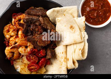 Fajitas, un cibo per mangiare carne, verdure e vari ingredienti avvolti in una tortilla Foto Stock