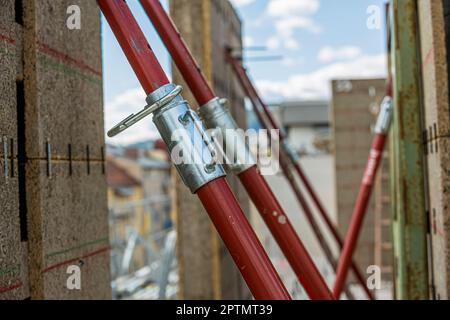 Componenti e morsetti per ponteggi, una parte importante della resistenza dell'edificio ai morsetti per ponteggi utilizzati in primo piano in cantiere, piattaforme per palco Foto Stock