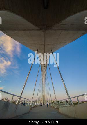 Ponte Lusitania, Merida, Badajoz, Estremadura, Spagna. Costruito sul fiume Guadiana nel 1991 Foto Stock