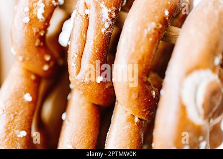 Bretzel o Pretzel, ricetta tedesca originale. Banner poster per il menu della caffetteria da forno. Scheda Oktoberfest. Spazio di copia Foto Stock