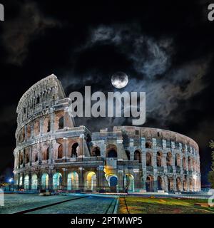 Colosseo contro il cielo nuvoloso, Roma, Italia Foto Stock