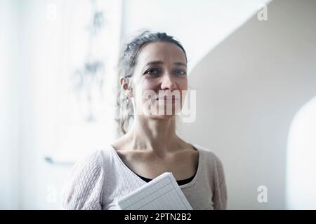 Ritratto di una guaritrice femminile con scheda, Freiburg im Breisgau, Baden-Württemberg, Germania Foto Stock
