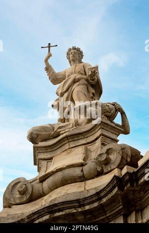 Palermo, Italia - 08 gennaio 2023 - Santa Rosalia statua di fronte al Duomo di Palermo Foto Stock