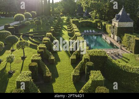 Francia, Dordogne, Perigord nero, Salignac-Eyvigues, Giardini d'Eyrignac, (vista aerea) Foto Stock