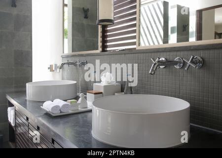 Design contemporaneo, lavabo ovale in ceramica bianca Foto Stock