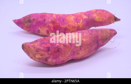 Potatos dolci su sfondo bianco Foto Stock