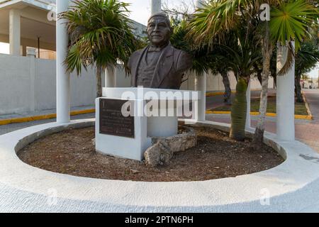 Scultura del presidente Benito Juarez Garcia 1806-1872, Isla Mujeres, Costa dei Caraibi, Cancun, Quintana Roo, Messico Foto Stock