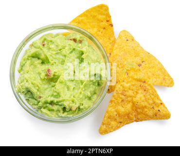 Ciotola di guacamole e patatine di mais vicino in esso su fondo bianco. Vista dall'alto. Il file contiene il percorso di ritaglio. Foto Stock