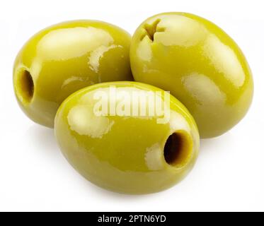 Tre olive verdi snocciolate isolate su fondo bianco. Foto Stock