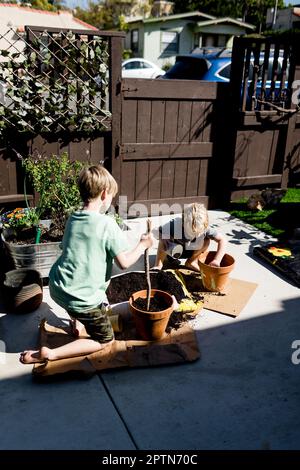 Fratelli che piantano per la primavera a San Diego Foto Stock