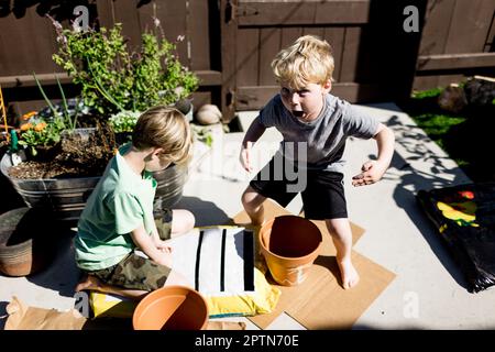 Fratelli che piantano per la primavera a San Diego Foto Stock