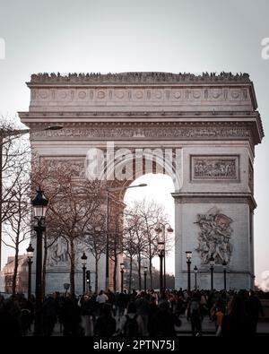 Arc de Triomphe a Parigi visto dagli Champs Elysees Foto Stock