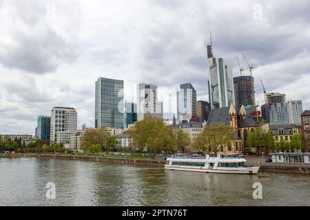 Bella vista su Francoforte sul meno - quartiere finanziario a Francoforte Hessen, Assia, Germania Foto Stock