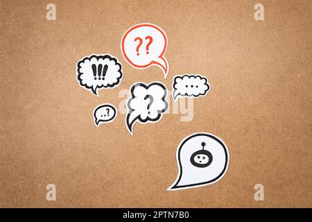 Bot con bolla di linguaggio, concetto di chiacchierare con bot. Porre domande all'intelligenza artificiale. Punto interrogativo e rappresentazione del bot pronti per il lavoro. Concetto GPT chat. Foto Stock