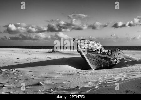 Barca in legno rovinata sulla spiaggia vuota di Bolonia, Andalusia, Spa Foto Stock