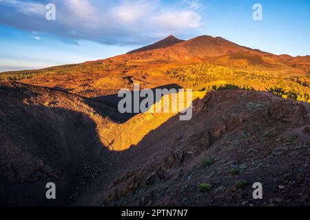 Ombre che si innalzano sul Monte Samara, Parco Nazionale del Teide, Tenerife, Isole Canarie, Spagna Foto Stock