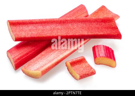 Tagli di steli di rabarbaro rosso isolati su sfondo bianco. Foto Stock